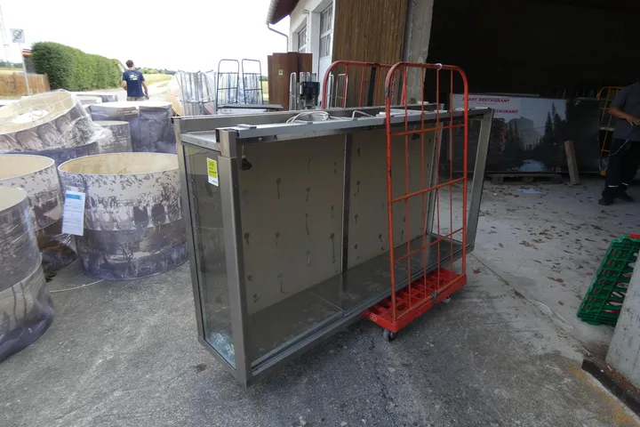 Vitrine Maße in cm ca. 210 x 46 x 110 / Umfang: nur der Inhalt, ohne Wagen